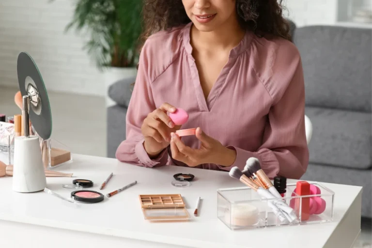 Easy-clean makeup sponge caddy